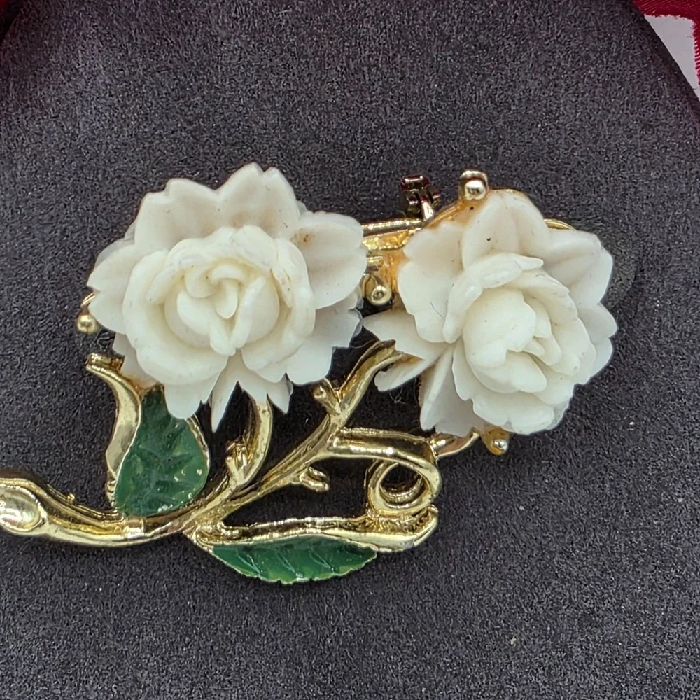 Vintage Rose Flower Brooch‎ Pin Gold Tone Carved Lucite Leaves Green Estate